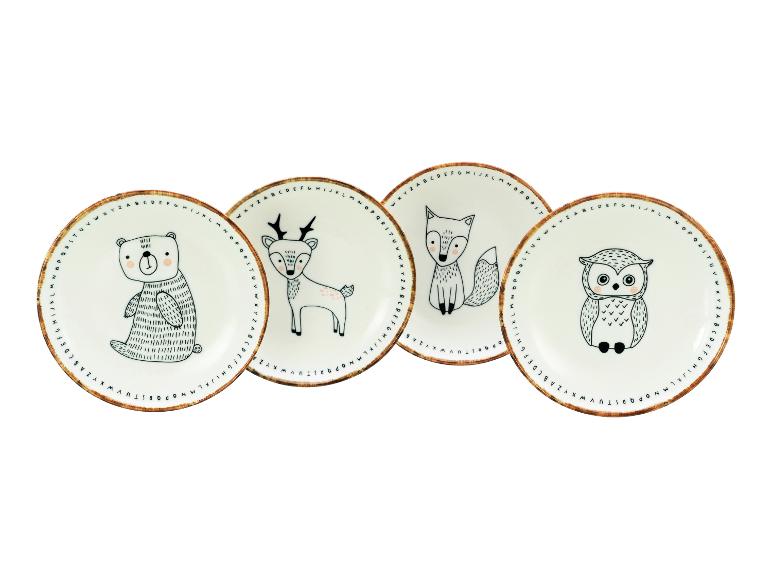 Vier witte borden met cartoon bosdieren (beer, hert, vos, uil) en alfabetrand.