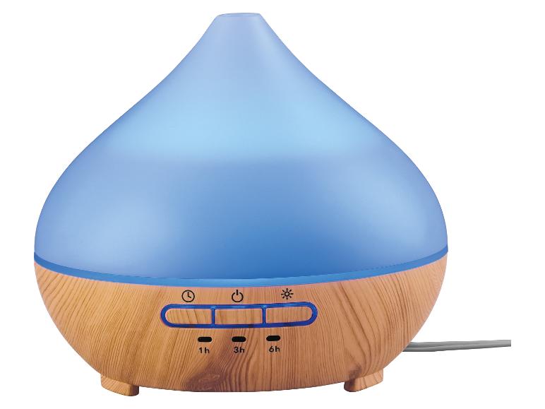 Druppelvormige etherische oliediffuser met houtnerfbasis en blauw licht.