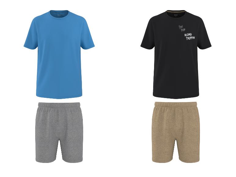 Twee herenpyjamasets: één blauw T-shirt met grijze shorts, en één zwart T-shirt met de tekst 'ROAD TRIPPIN' en beige shorts.