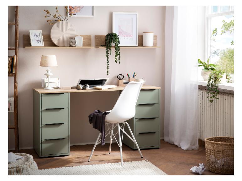 Werkplek met houten bureau en groene lades, witte stoel, planken en een raam.