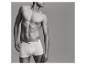 Een man toont witte boxershorts van MEXX.