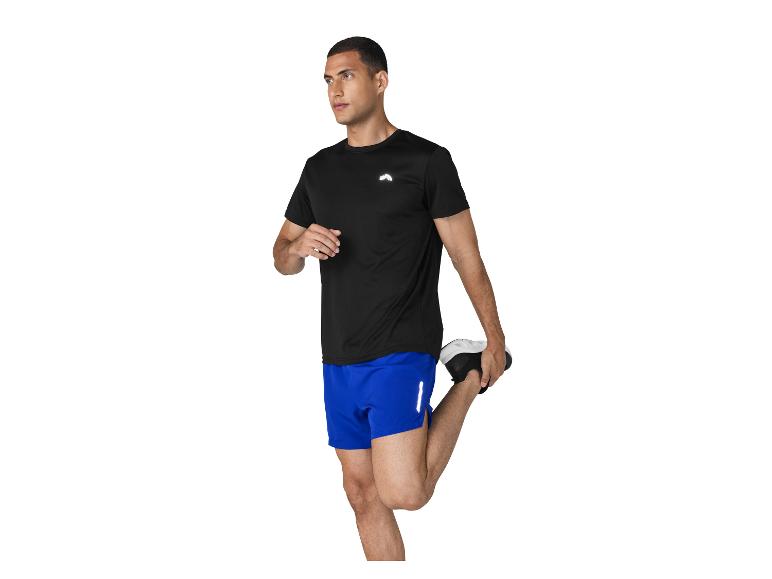 Man in zwart T-shirt en blauwe korte broek rekt zijn been.