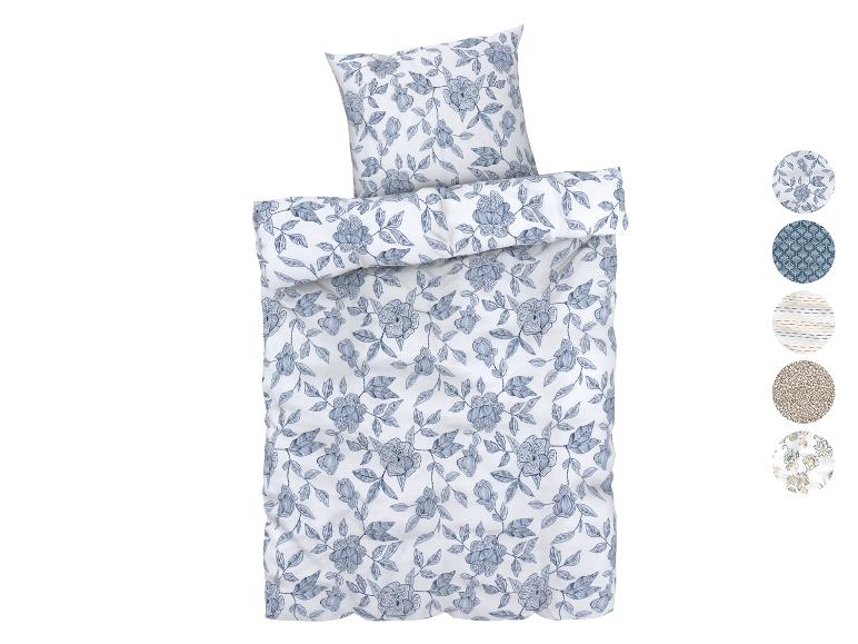 Bloemen beddengoed in blauw en wit: dekbedovertrek en kussensloop.