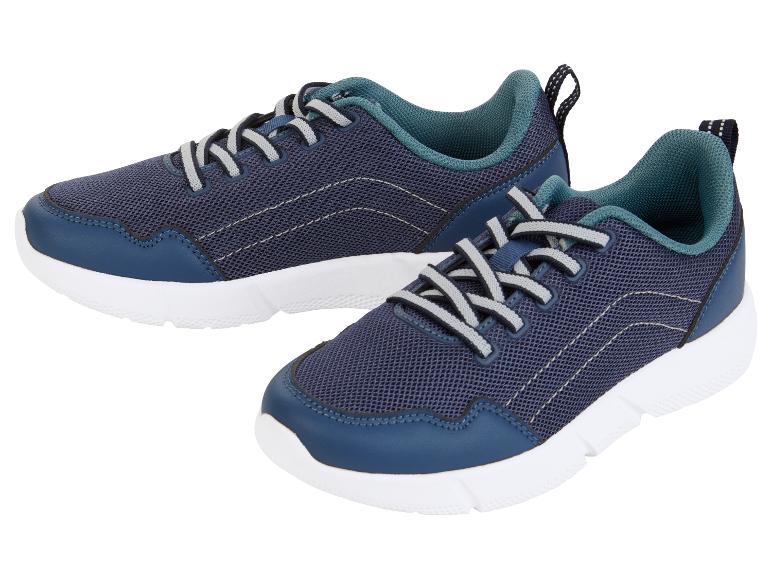 Twee paar donkerblauwe kindersneakers.