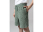 Man draagt groene badstof shorts met een abstract patroon.
