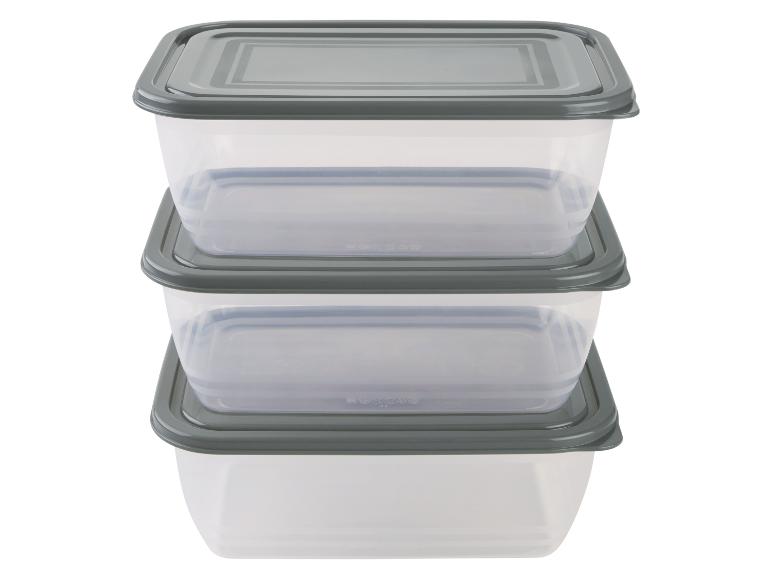 Drie stapelbare transparante plastic voedselcontainers met grijze deksels.