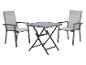 Tuinmeubelset: grijze klaptafel en twee stoelen met armleuningen.