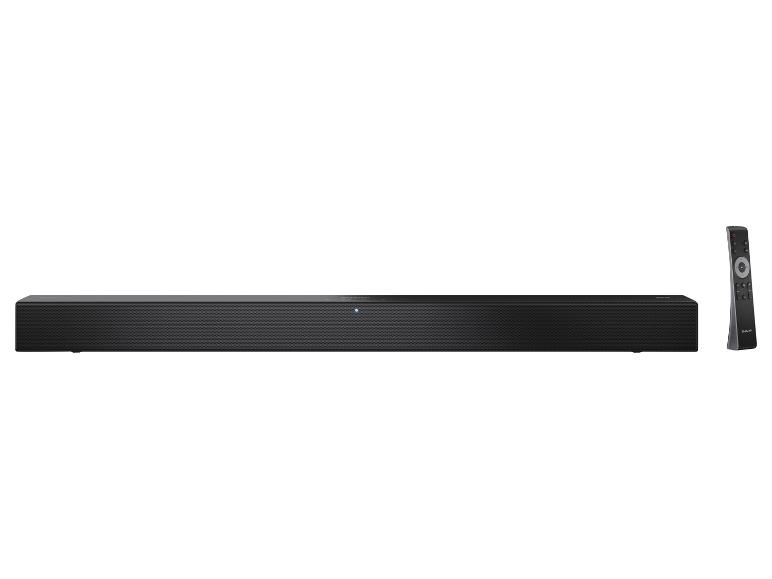 Zwarte soundbar met afstandsbediening op een witte achtergrond.