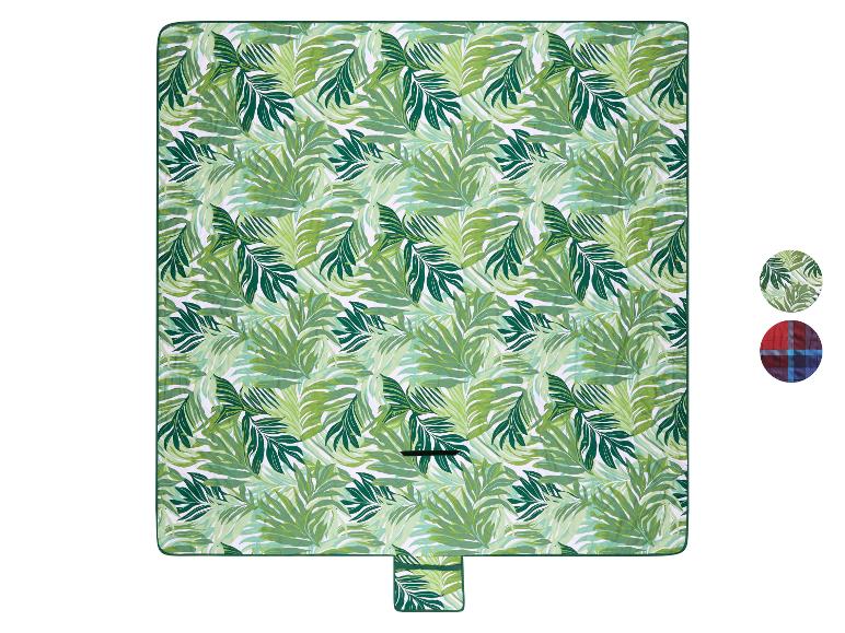 Groene picknickdeken met palmbladpatroon en een klein voorbeeld van een rood ruitpatroon.