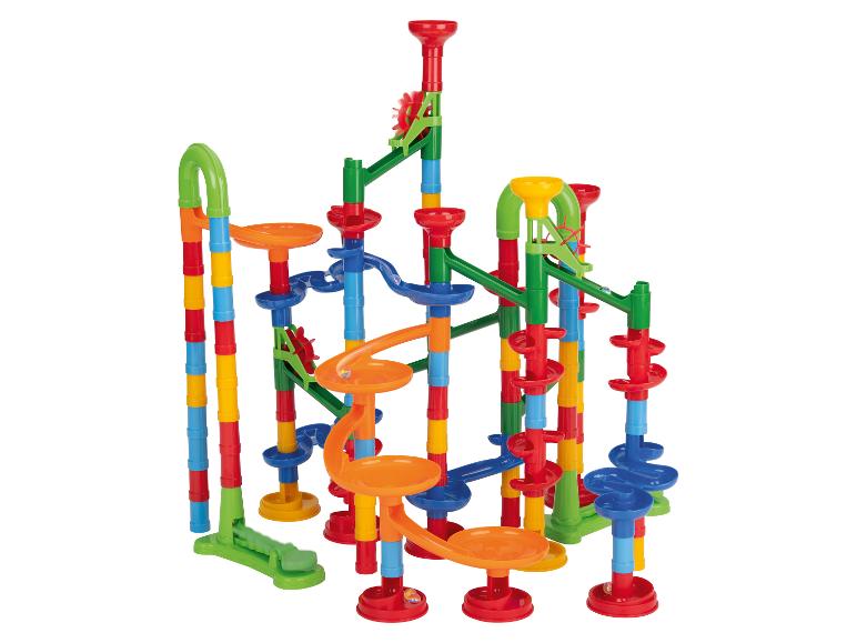 Een kleurrijke, meerlaagse knikkerbaan met trechters, spiralen en schoepenraderen.