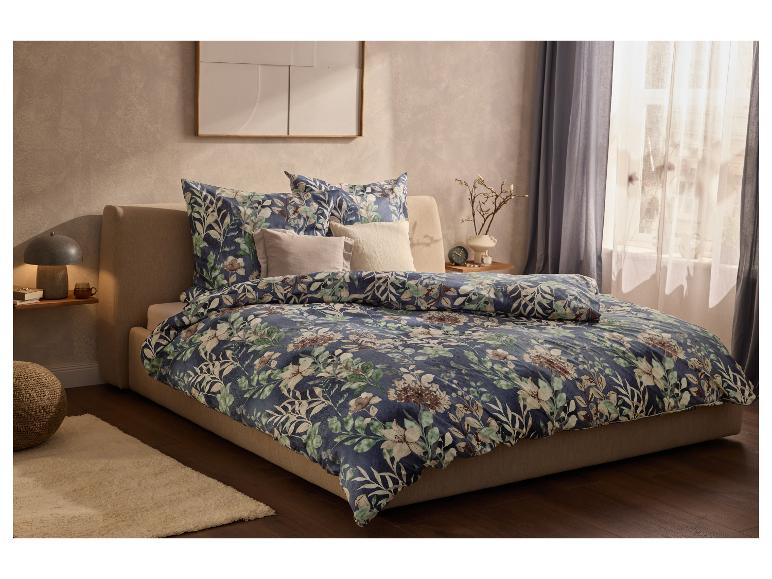 Beddengoed met bloemenprint op een donkerblauwe achtergrond.