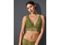 Een vrouw draagt een groene lingerie set met kant.