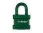 Groen hangslot met beugel, met een wit en rood logo op de behuizing.