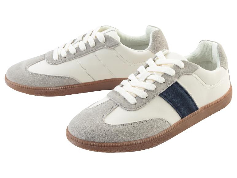 Twee paar witte sneakers met blauwe accenten.