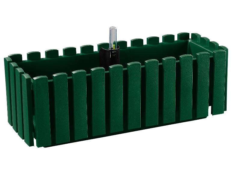 Een groene plantenbak met een watergeefsysteem.