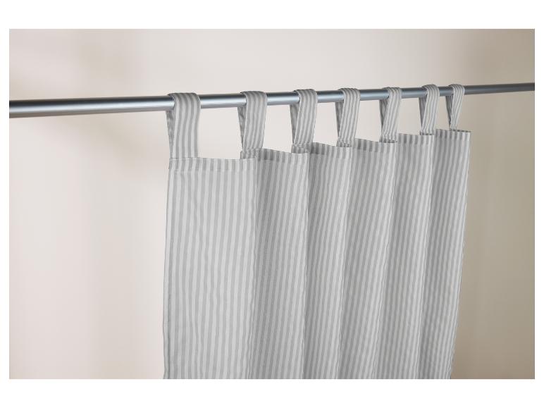 Gestreepte gordijnen aan een stang