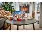 Adventskalender voor kinderen met speelgoed op een tafel in een gezellige kamer.