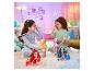 Kinderen spelen met trendy Rainbow High poppen.