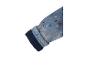 Blauwe kinderjas mouw met wolken- en regendruppelpatroon, reflecterende streep en donkerblauwe manchet.
