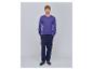 Man in paarse V-hals trui, donkerblauwe joggingbroek en zwarte espadrilles.