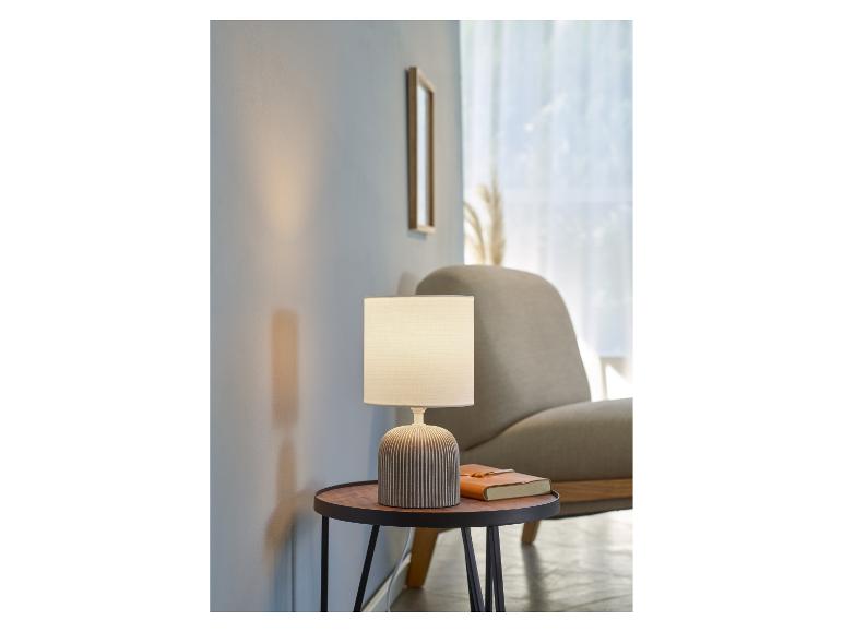 Moderne minimalistische tafellamp op een bijzettafel.