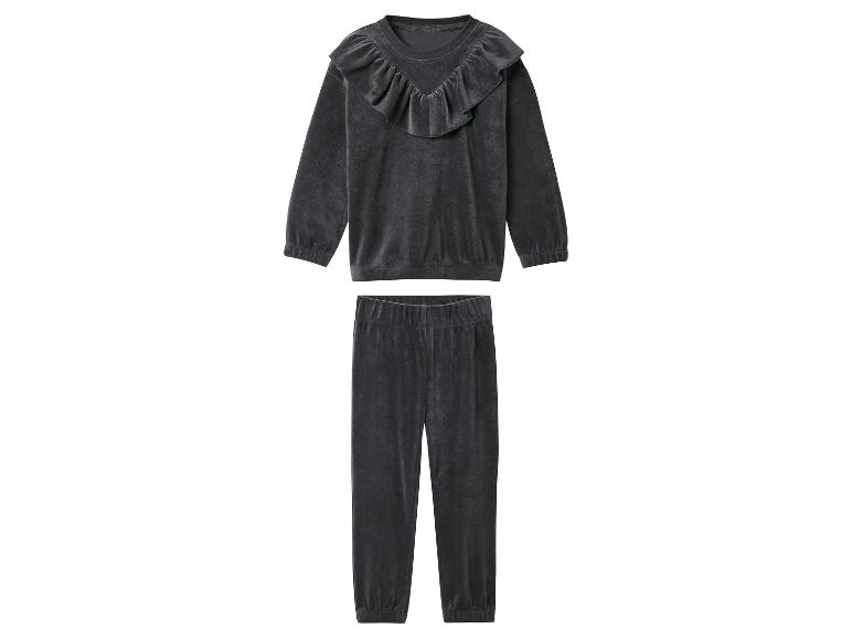 Donkergrijs fluwelen loungewear set met een gerimpelde sweater en bijpassende broek.
