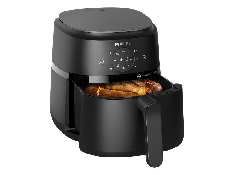 Zwarte airfryer met digitaal display dat 180°C toont en stukjes kip in de mand.