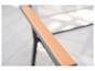 Close-up van een moderne buitenstoelarmleuning met een lichte houtlook bovenkant en donker frame.