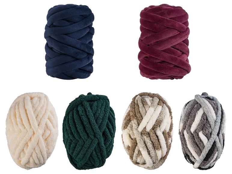 Zes bollen dikke garen in verschillende kleuren.