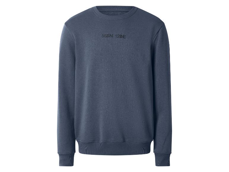 Blauwgrijze sweater met de coördinaten '55°N 12°E' op de voorkant.