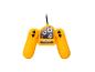 Gele afstandsbediening voor speelgoed met knoppen en een snelheidsmeter.