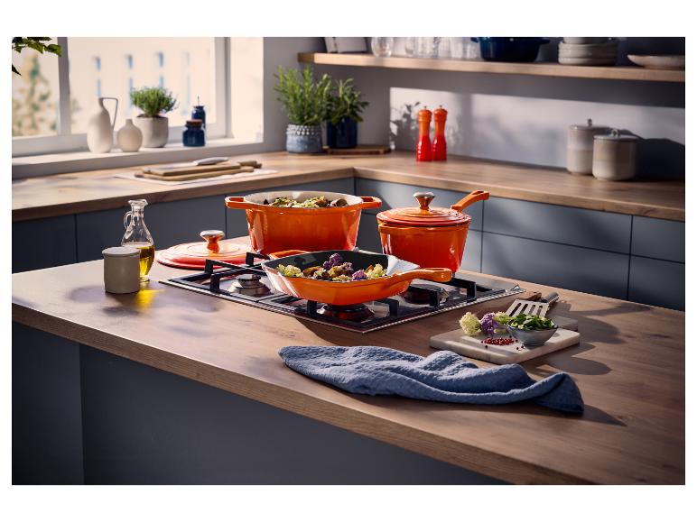 Premium gietijzeren braadpan van SILVERCREST® in een moderne keuken.