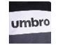 Close-up van een wit T-shirt met een zwart Umbro logo.