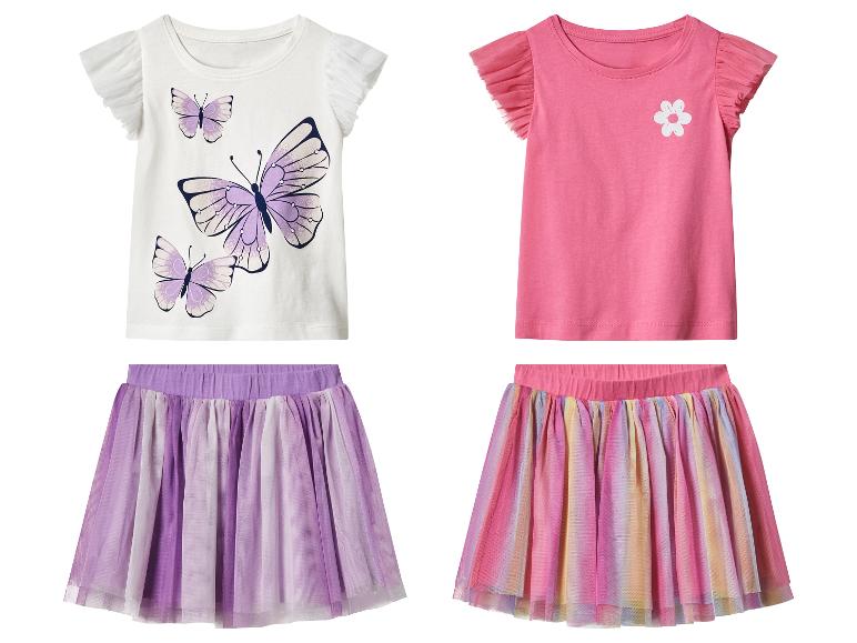 Twee meisjes T-shirts met vlinder- en bloemenprints, en twee tule rokken in paars en regenboogkleuren.