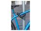 Blauwe fiets met een zwart slot, vastgemaakt aan een paal buiten.