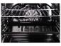 Oveninterieur met roosters en bakplaat, schoon en glanzend.