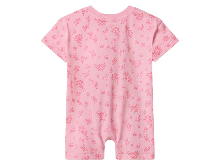 Roze babyromper met korte mouwen en pijpen, voorzien van een subtiel bloemenpatroon.
