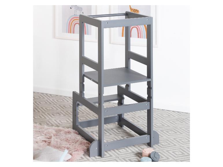 Grijze houten leertoren voor kinderen met verstelbare planken, op een tapijt met geometrisch patroon