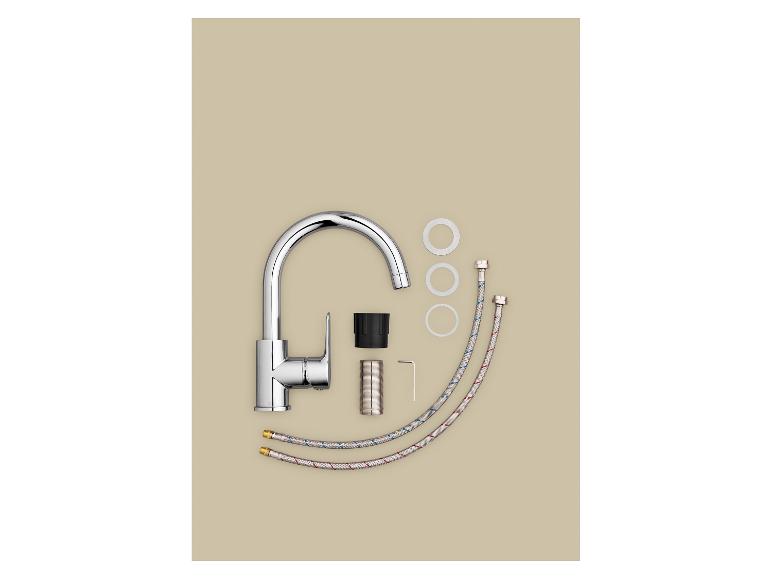 Chromen keukenkraanset met flexibele slangen en accessoires.