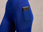 Blauwe leggings met een mesh zak voor een smartphone.