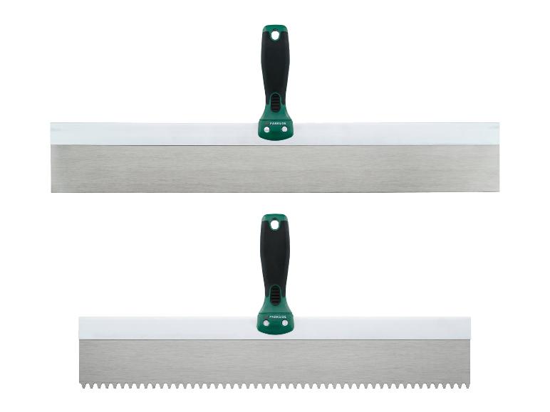 Twee plamuurmessen, één glad en één getand, met groene handvatten.