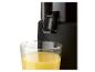 Zwarte citruspers met een glas vers sinaasappelsap