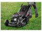 Een persoon maait gras met een zwarte benzine grasmaaier op een groen gazon.