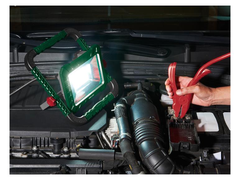 PARKSIDE werklamp verlicht automotor terwijl accuklemmen worden aangesloten.