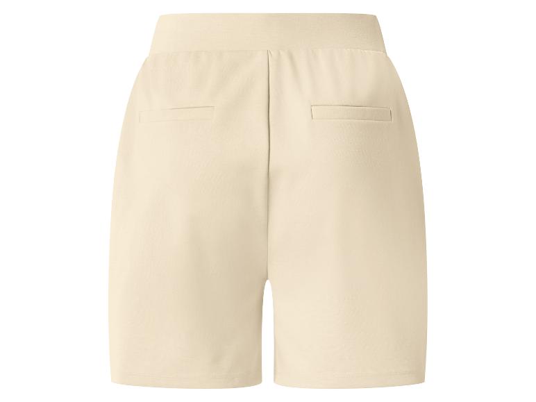 Beige dames shorts met elastische tailleband en achterzakken.