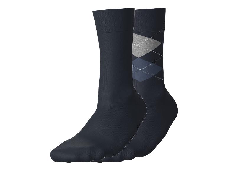Twee paar donkerblauwe sokken, waarvan één met argylepatroon.