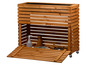Een houten plantenbak met wielen en een opbergvak voor tuingereedschap.