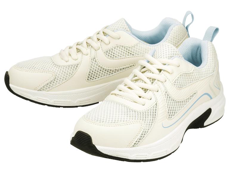 Witte sportschoenen met lichtblauwe details.