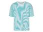 Turquoise T-shirt met witte strepen, oversized pasvorm.