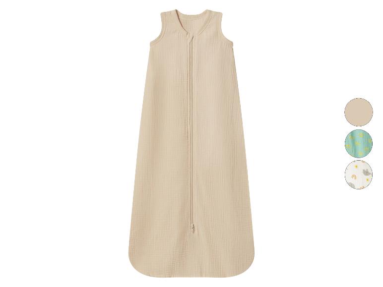 Beige babyslaapzak met ritssluiting aan de voorkant en stofstalen.